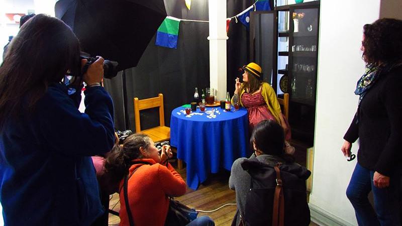 La agrupación Foto Cine Club de Valparaíso prepararando el set para la sesión fotográfica, actividad que se repetirá este 2018