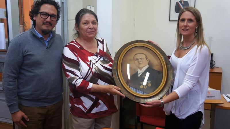 Loredana Rosso, directora del museo y Sergio Quiroz, Curador y jefe del Área de Ciencias e investigación del MHNV, reciben la obra donada por Sara Torres.
