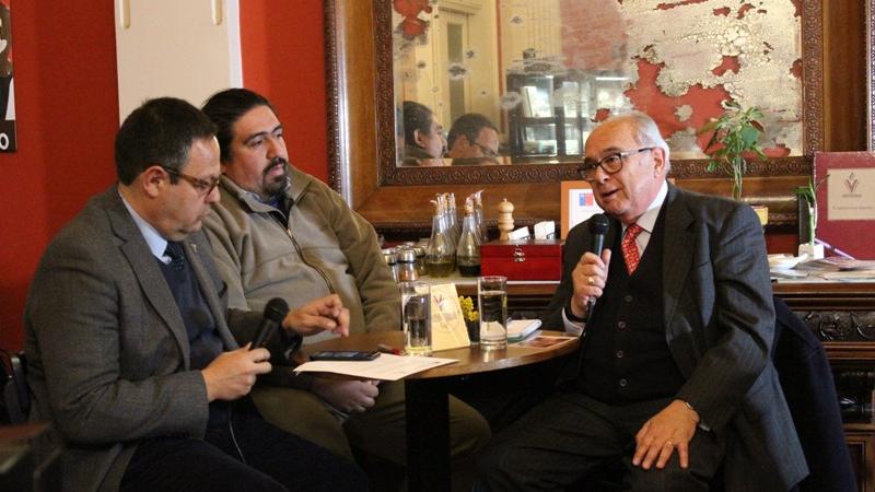 Rafael Torres moderador del conversatorio junto a los especialistas  Marcel Szantó (PUCV) y Patricio Cáceres (Municipalidad de Valparaíso)