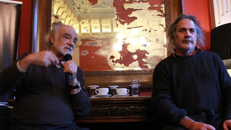 El historiador urbano, Samuel León junto al pintor Gonzalo Ilabaca dialogando en la cafetería del museo