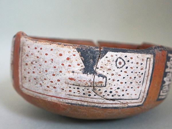 Vasija decorativa de cerámica policroma
