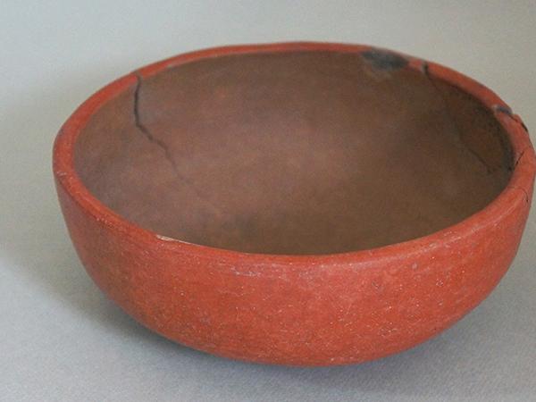 Plato de cerámica monocroma
