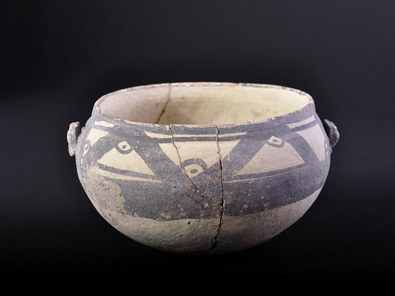 Vasija de cerámica con motivos geométricos
