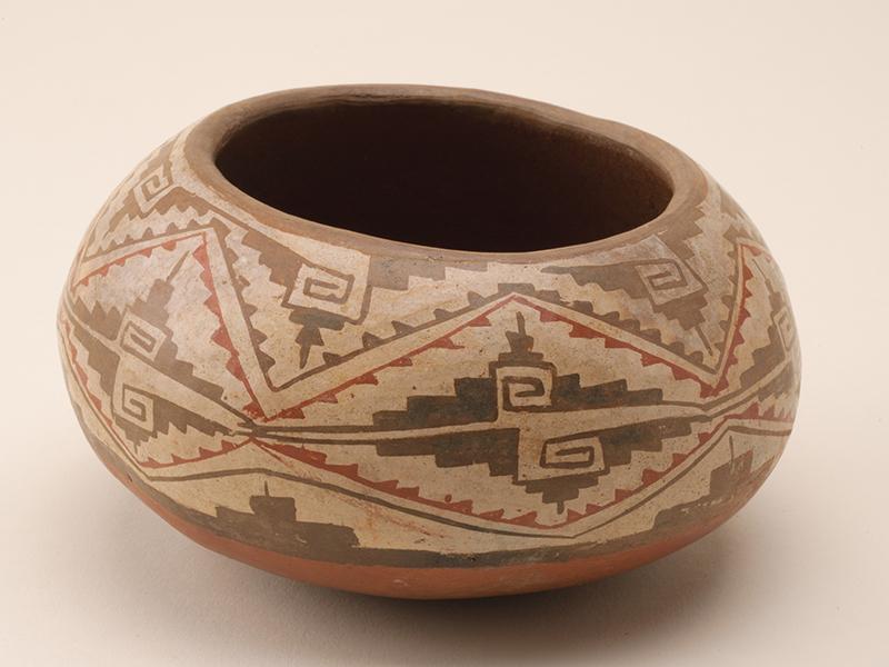 Vasija de cerámica policroma