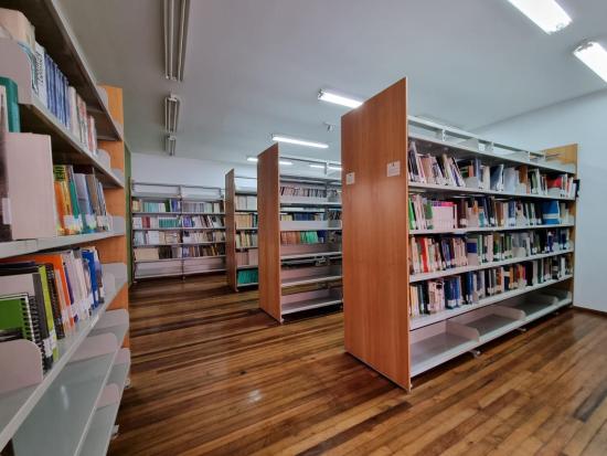 estantería biblioteca científica